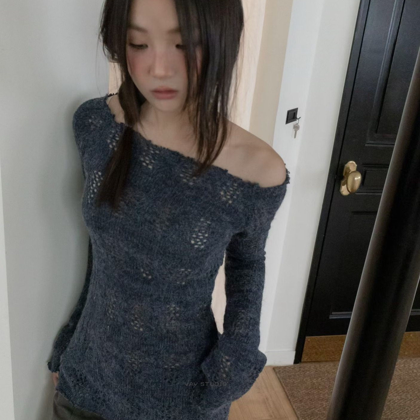 Exclusive type 韩国个性设计毛边一字领露肩麻花花纹镂空针织衫