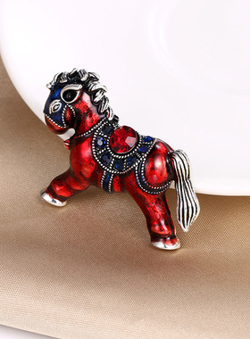 欧美风小马胸针动物胸花2023新款防走光别针服饰配饰红蓝高级配色