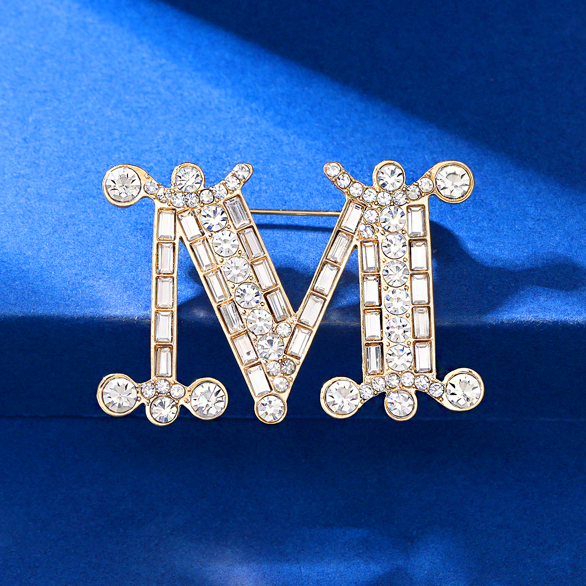 轻奢气质字母胸针高级感西装外套配饰别针胸花合金镶钻饰品防走光