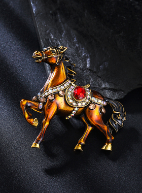 新款生肖马男士胸针高级感奢华气质动物骏马别针时尚西装大衣胸花
