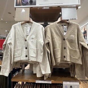 日系女装舒芙蕾V领针织短开衫外套空调衫毛衣纽扣秋冬新款478339