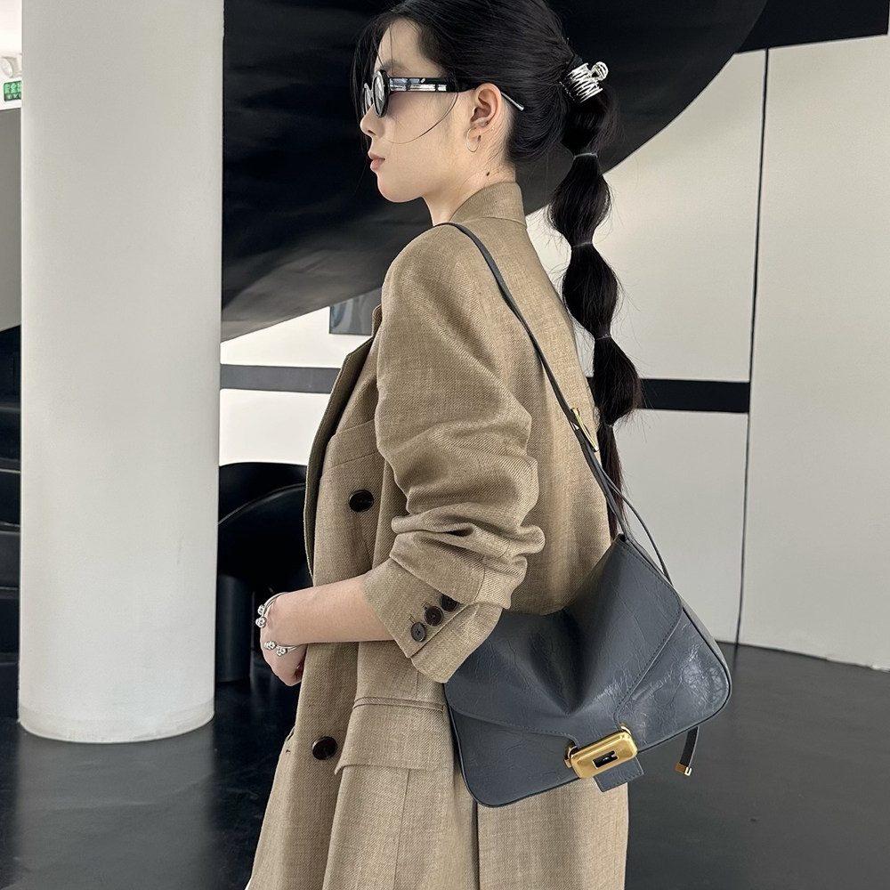 B家油蜡皮真皮女包欧洲站简约翻盖腋下包时尚单肩斜挎锁扣邮差包
