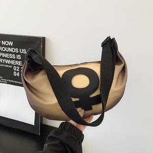 牛津布斜挎包女运动挎包女高级感日系饺子包通勤轻便单肩斜挎女包