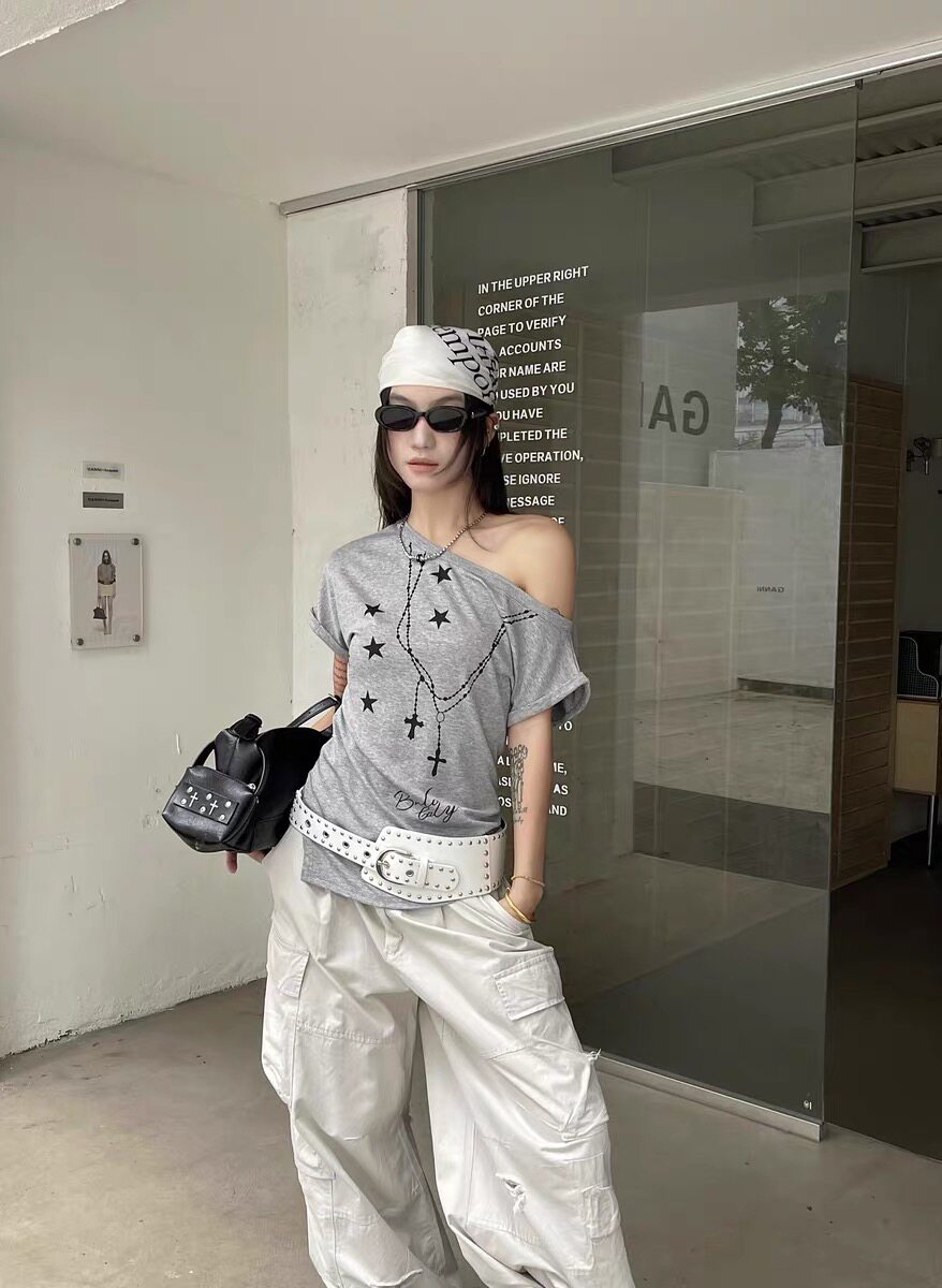 辣妹斜肩星星十字架印花T恤女夏天宽松露肩短袖上衣天丝弹力巨软