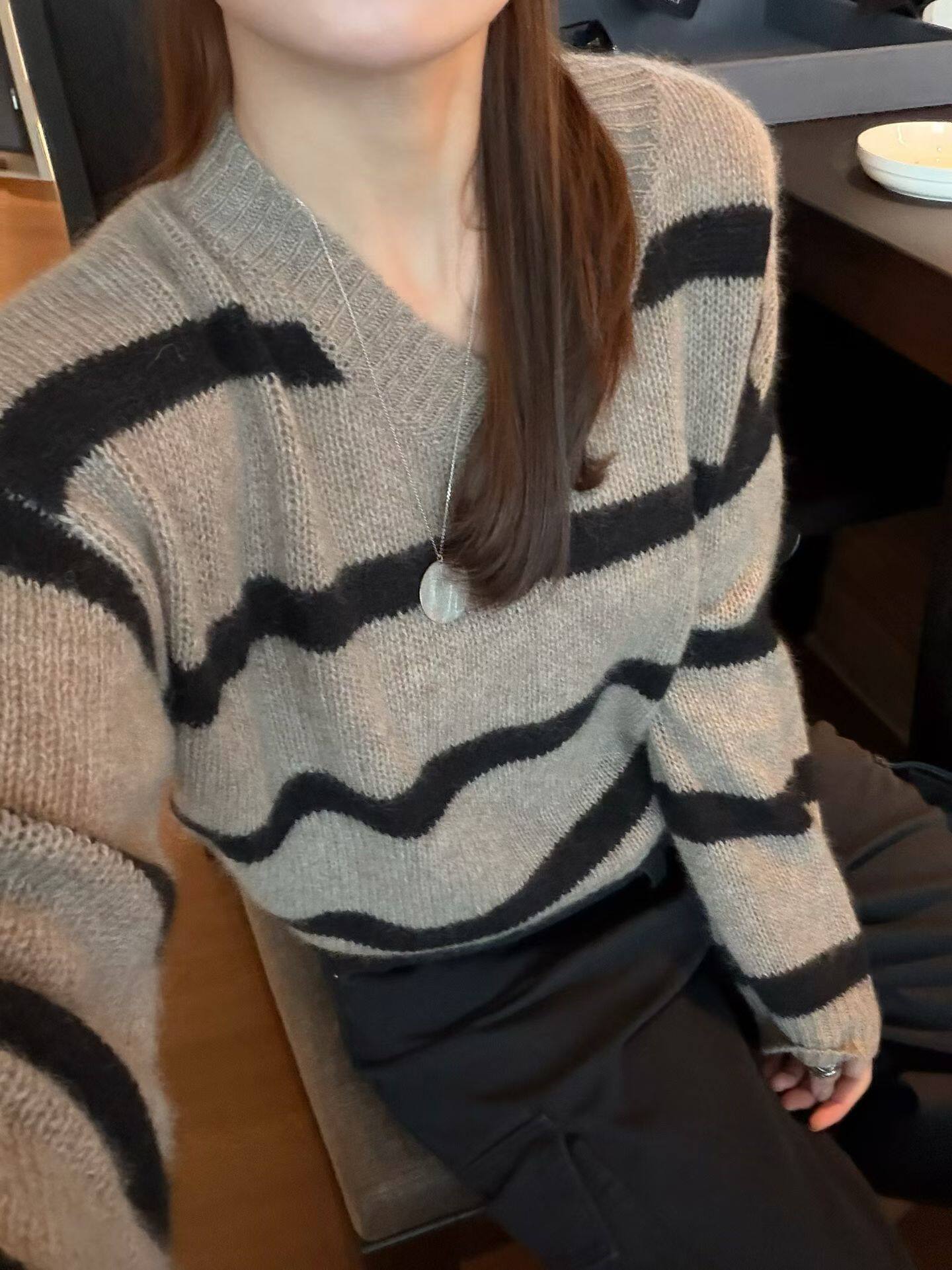 韩国东大门正品女装新款百搭显瘦V领条纹拼色山羊绒针织衫毛衣上