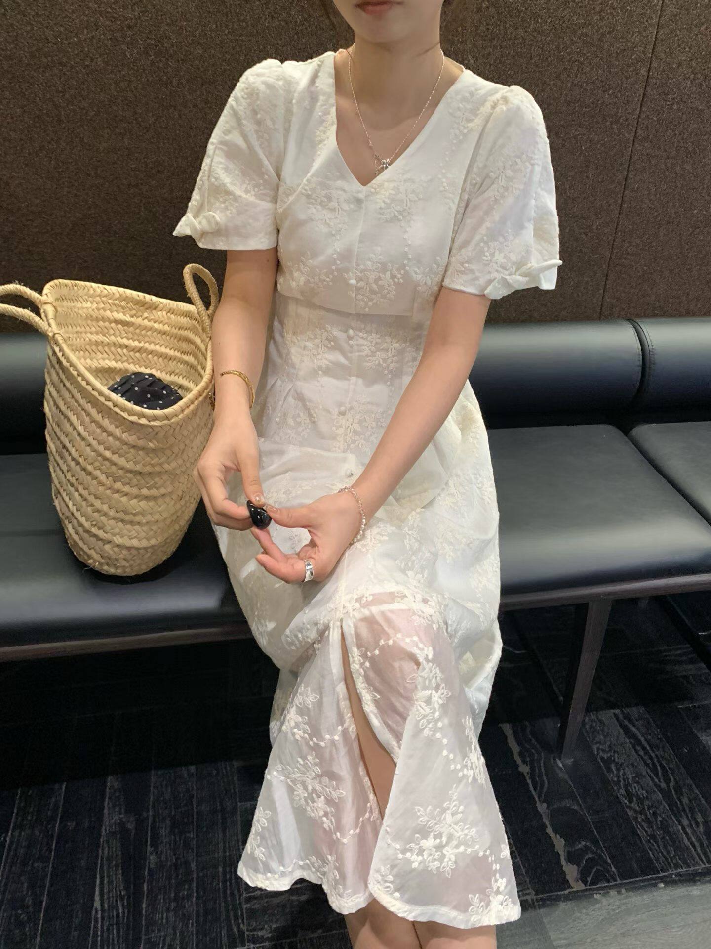 韩国东大门正品女装2026春夏新款V领刺绣蕾丝连衣裙百搭显瘦裙子