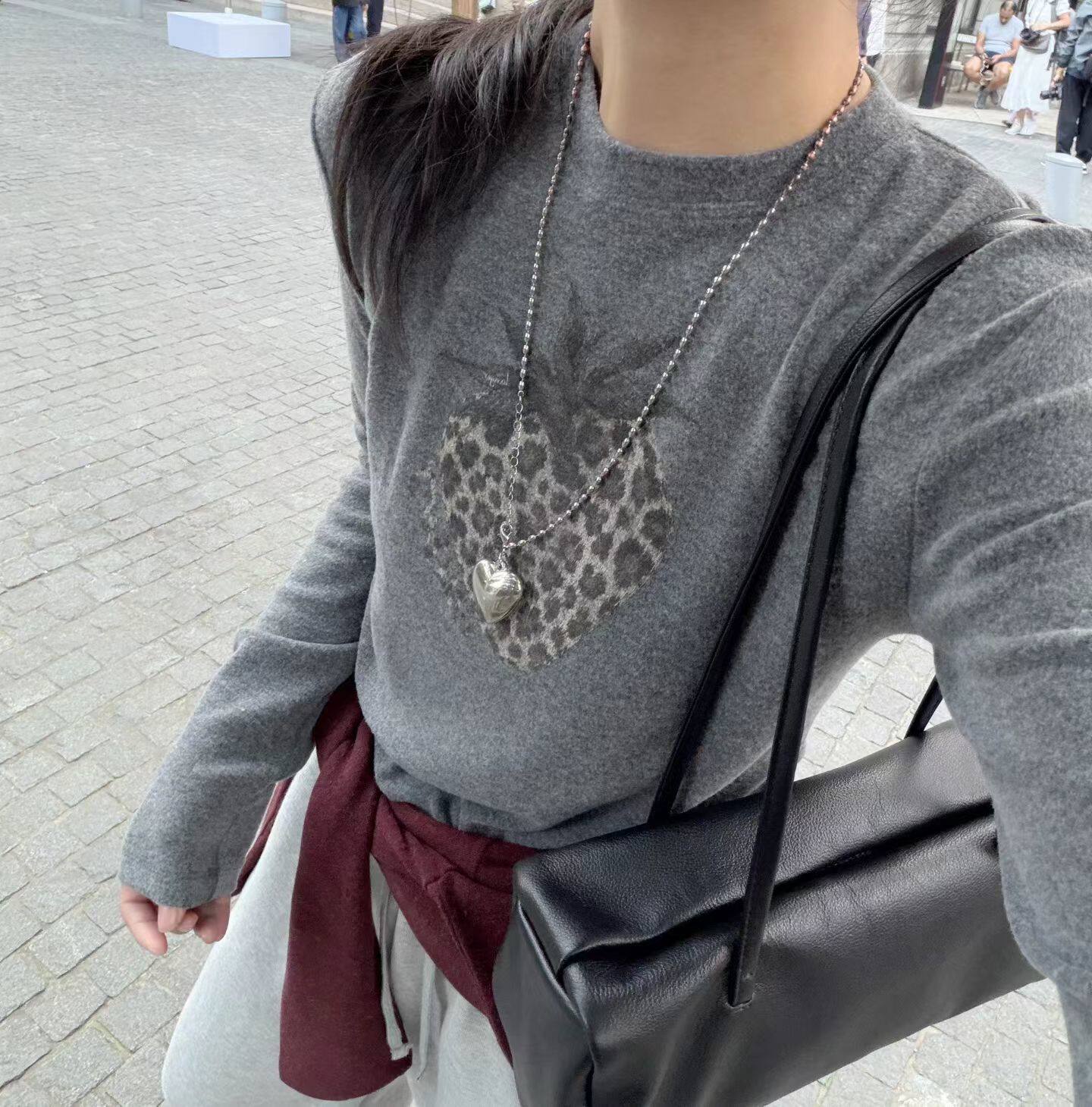 韩国东大门正品女装百搭显瘦圆领长袖套头俏皮减龄豹纹草莓T恤衫