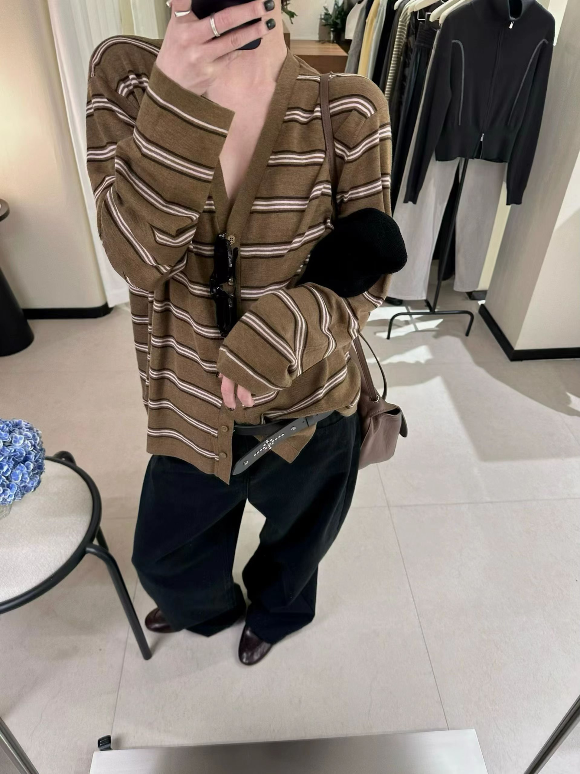 韩国东大门正品女装2026百搭显瘦V领条纹落肩宽松舒适显瘦针织衫