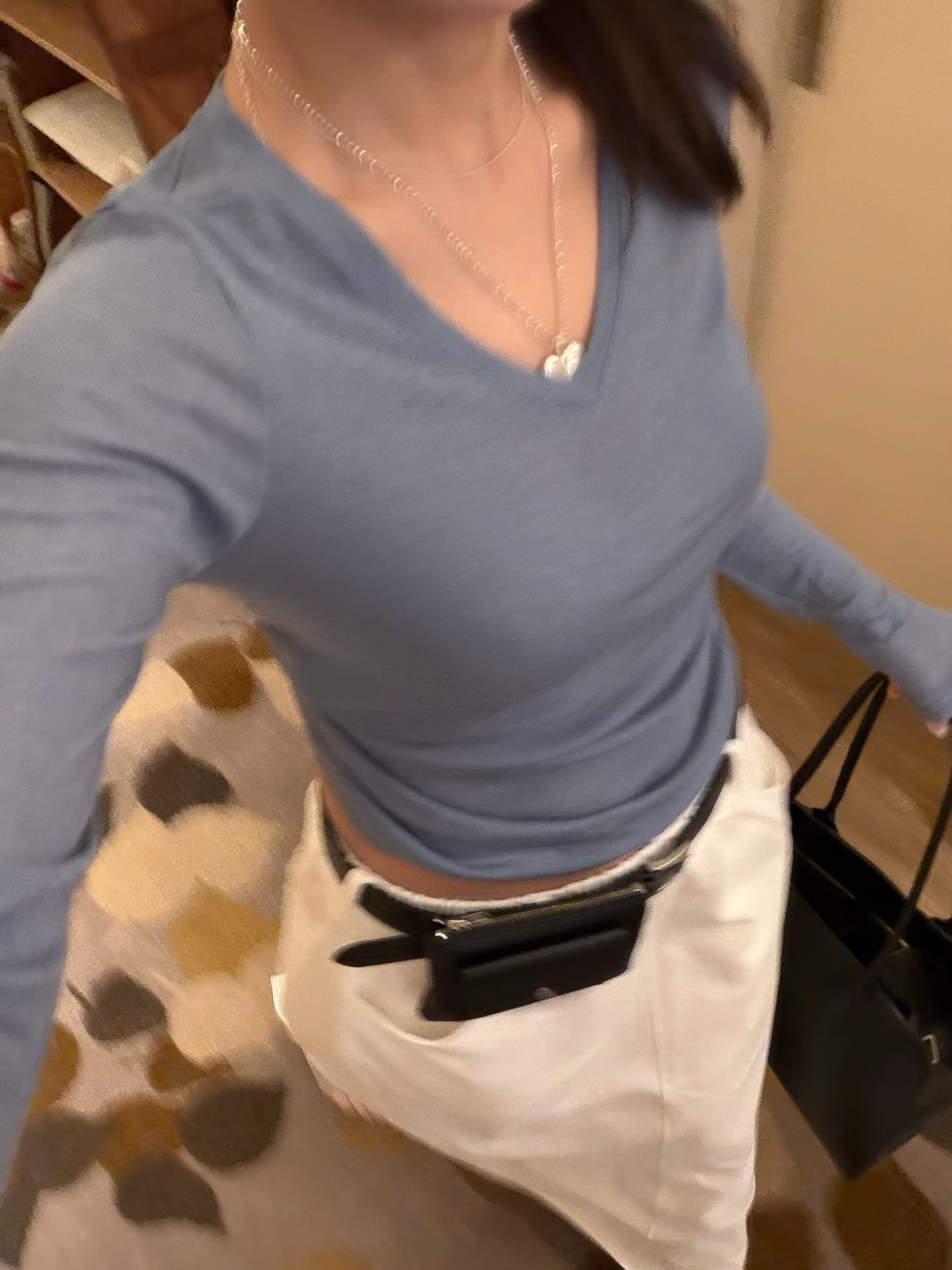 韩国东大门女装2026春夏高品质V领长袖T恤衫女修身显瘦打底上衣