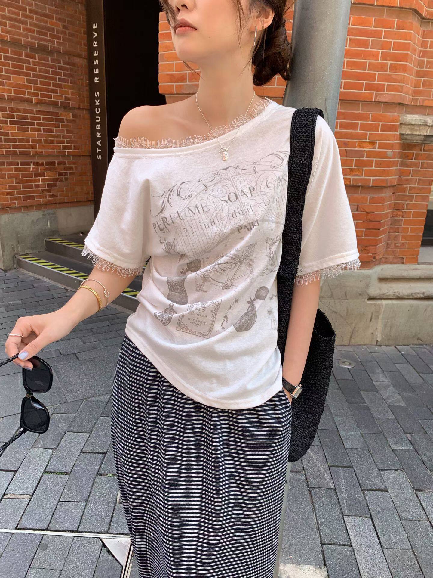 韩国东大门正品女装 2026夏季新款斜肩一字领蕾丝花边短袖T恤chic
