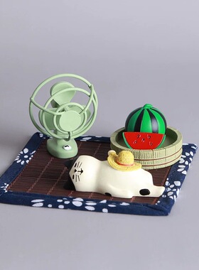 夏季风扇场景吃瓜躺平猫