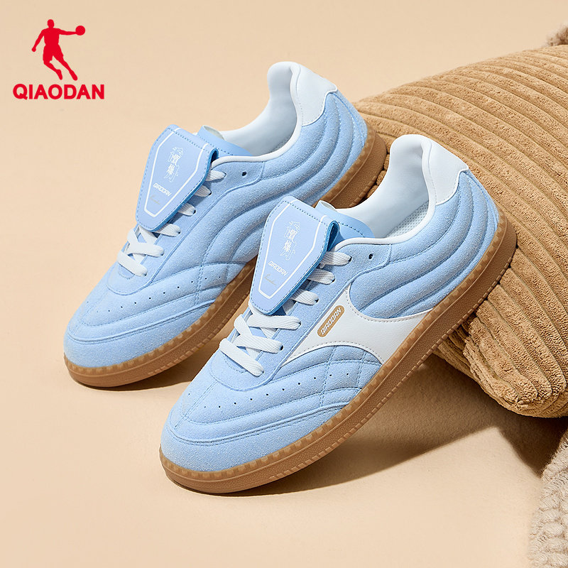 乔丹女鞋足球风板鞋女子潮流德训鞋2026运动训练鞋翻盖鞋舌薄底鞋