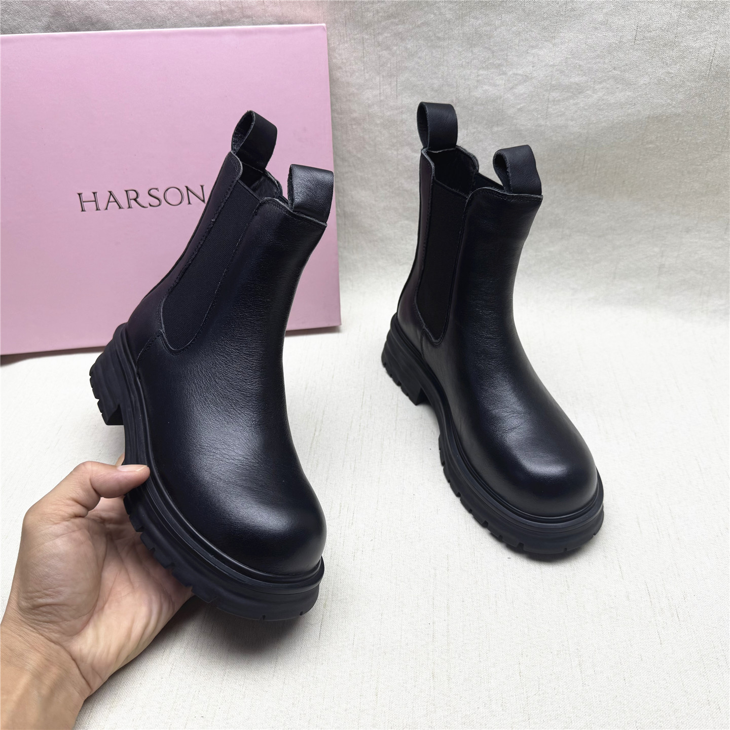 Harson/哈森正品撤柜方跟圆头烟筒靴女秋冬新款牛皮加绒套筒短靴