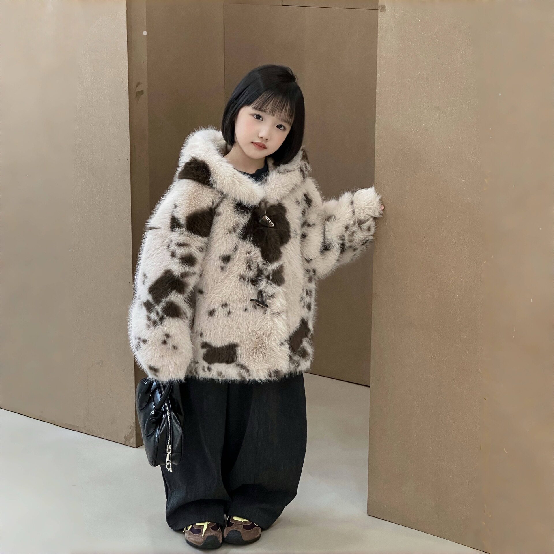波拉童装2026冬装儿童环保皮草外套冬女童仿狐狸毛帽子中大童奶牛