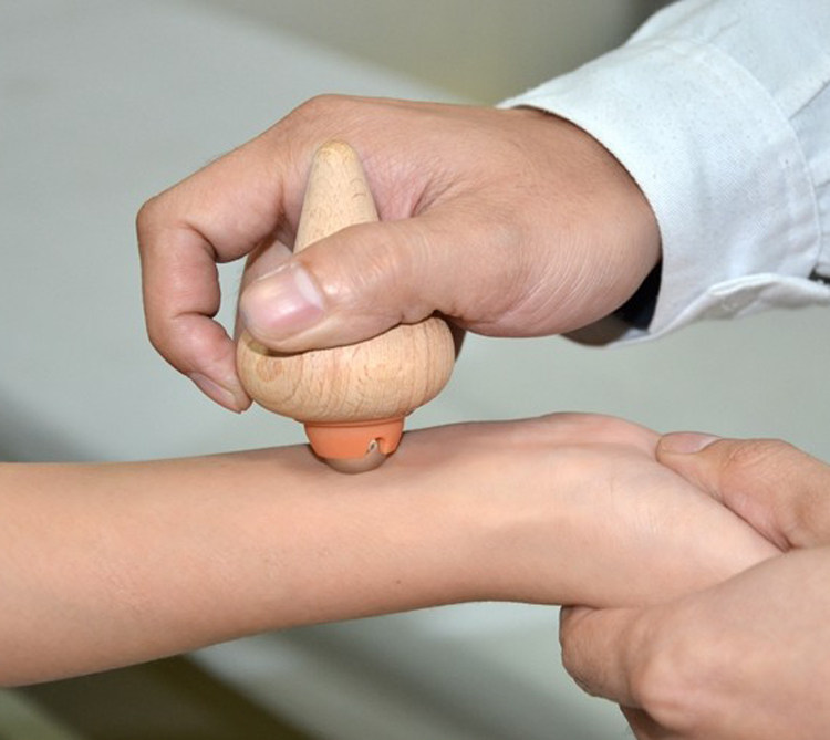 带滚珠实木蘑菇头儿童经络淋巴穴位按摩棒磁疗点穴棒原始点按摩器