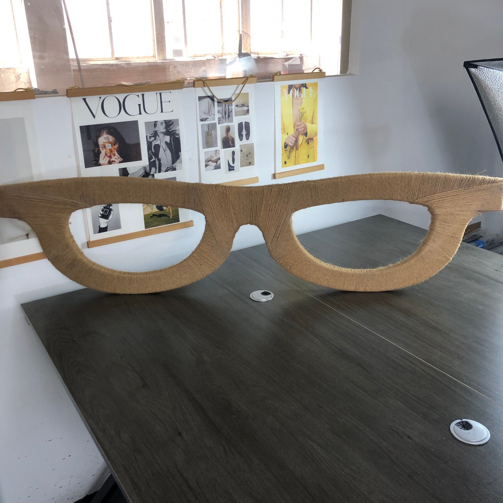眼镜店橱窗宣传装饰眼镜模型悬挂陈列道具创意麻绳人造板展示架