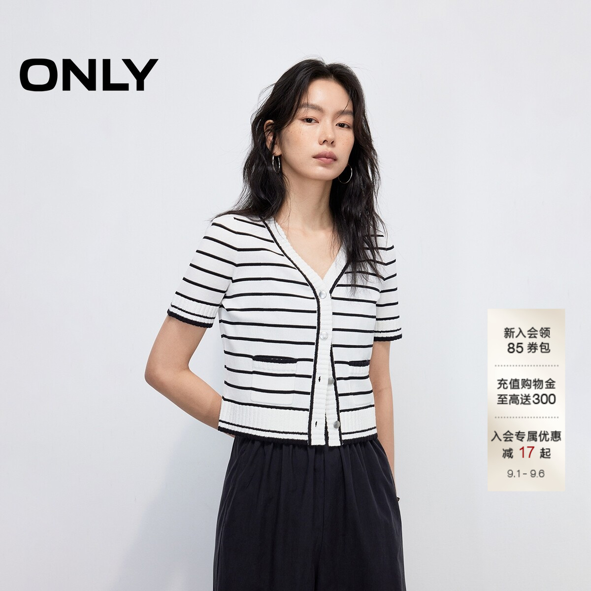 ONLY黑白条纹V领短袖短款针织衫图片