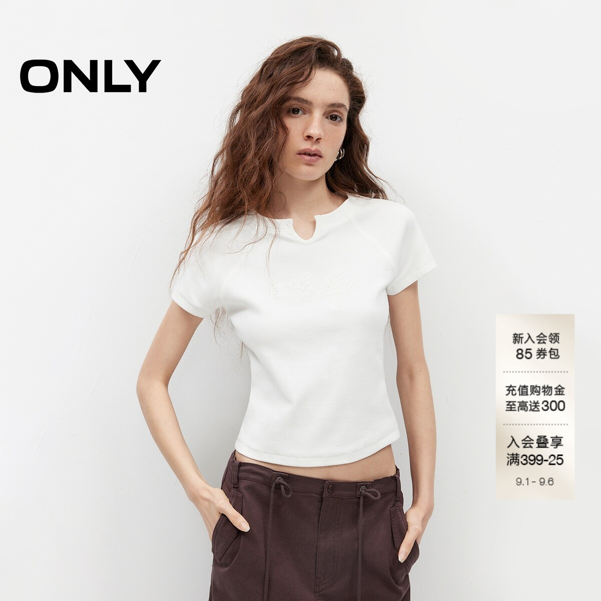 ONLY刺绣珠片字母装饰修身T恤图片
