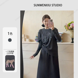 孙文秀studio“小马T”2026早春双版本磨毛亲肤钉珠印花短袖T恤