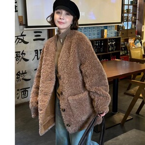 欧洲站2023冬季新款韩范V领排扣阔版纯色保暖羊羔毛上衣外套女潮
