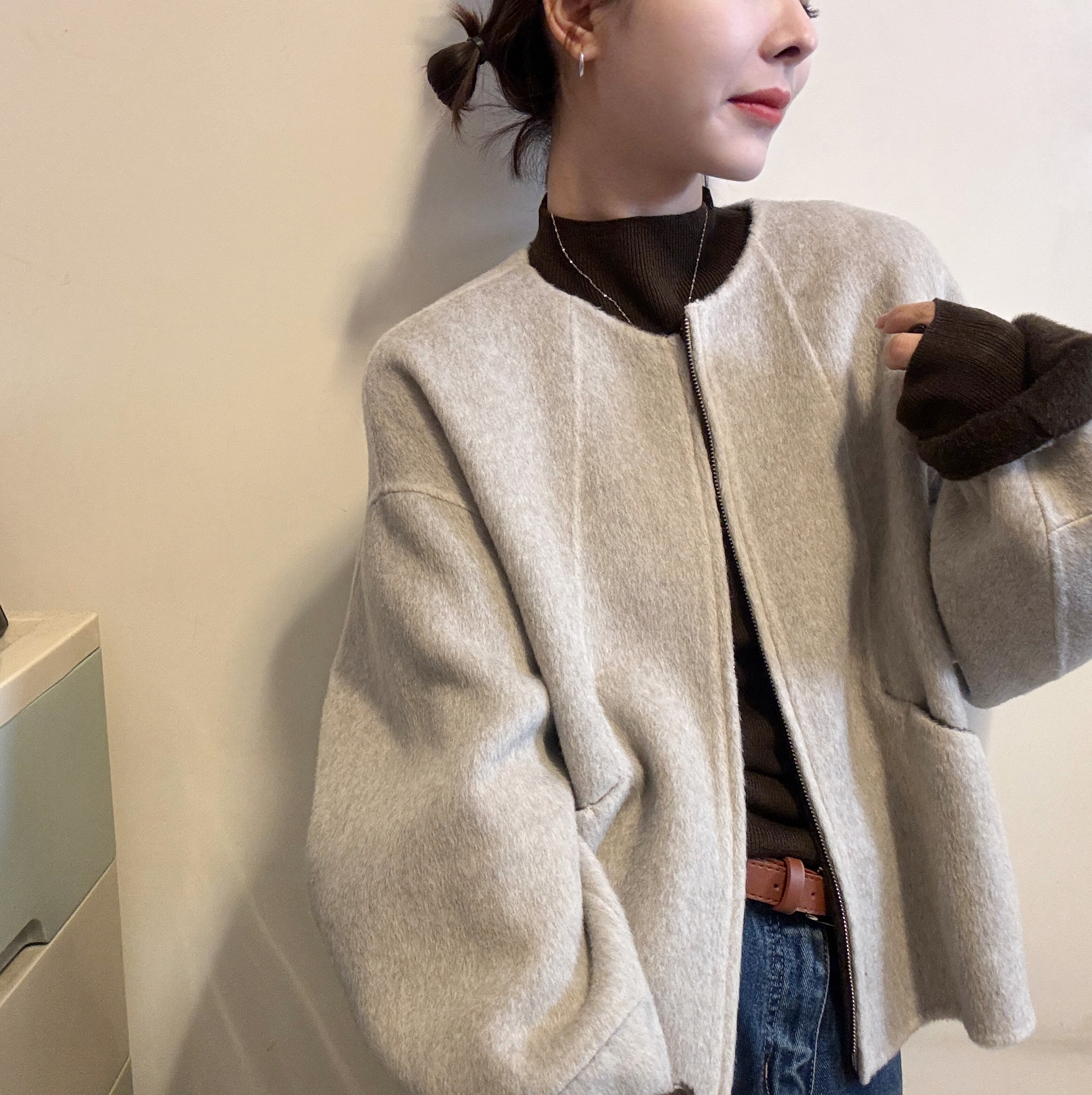 欧洲站2025秋冬新款气质圆领落肩袖口贴标竖插双口袋短款羊绒外套
