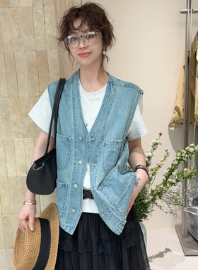 欧洲站2026春季气质V领排扣口袋设计无袖复古浅蓝色牛仔马甲外套