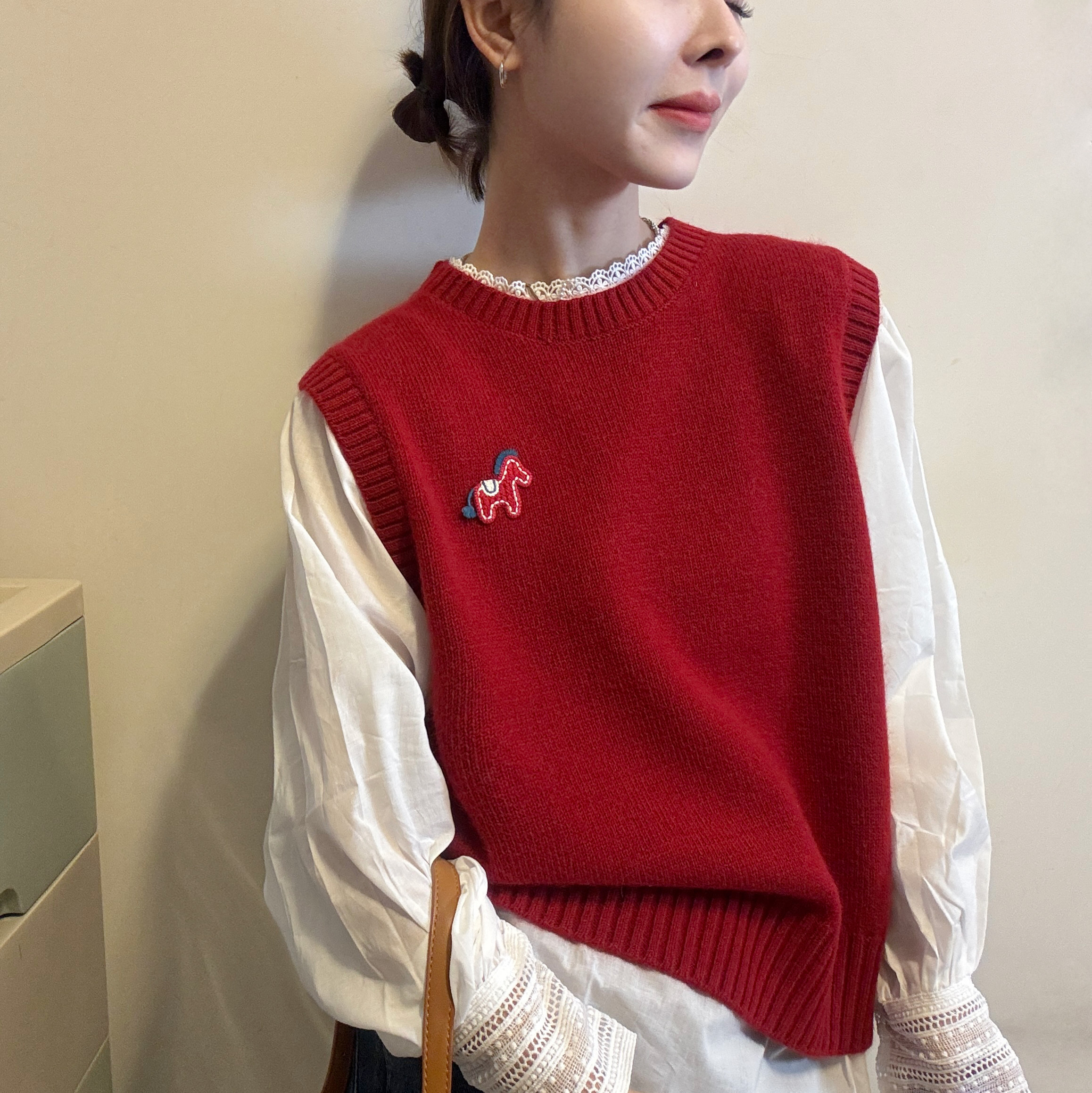 欧洲站2026早春款圆领洋气小马刺绣羊毛针织背心灯笼袖衬衫两件套,女装/女士精品,毛针织衫,淘宝优惠券,粉丝福利购,淘宝优惠卷