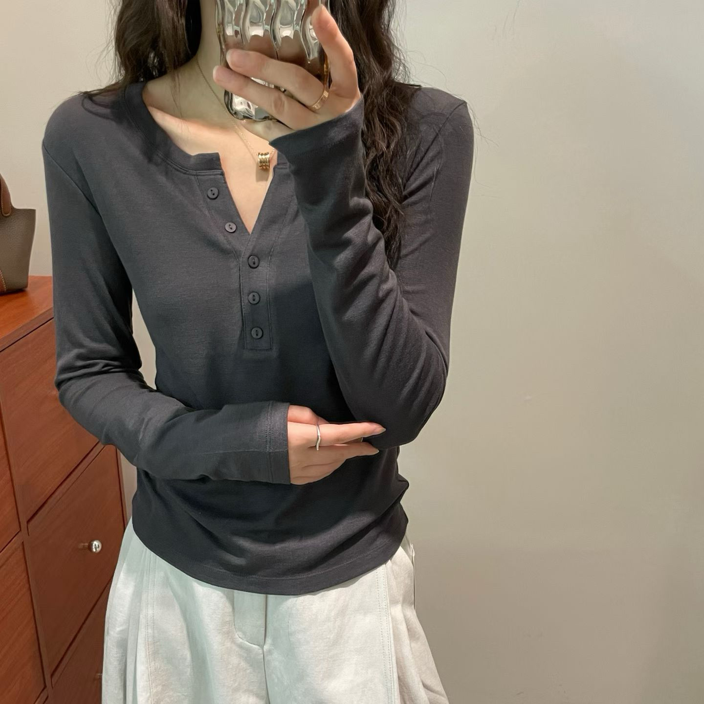 欧洲站2026早秋新款洋气排扣剪刀领套头修身长袖莱赛尔羊毛T恤女