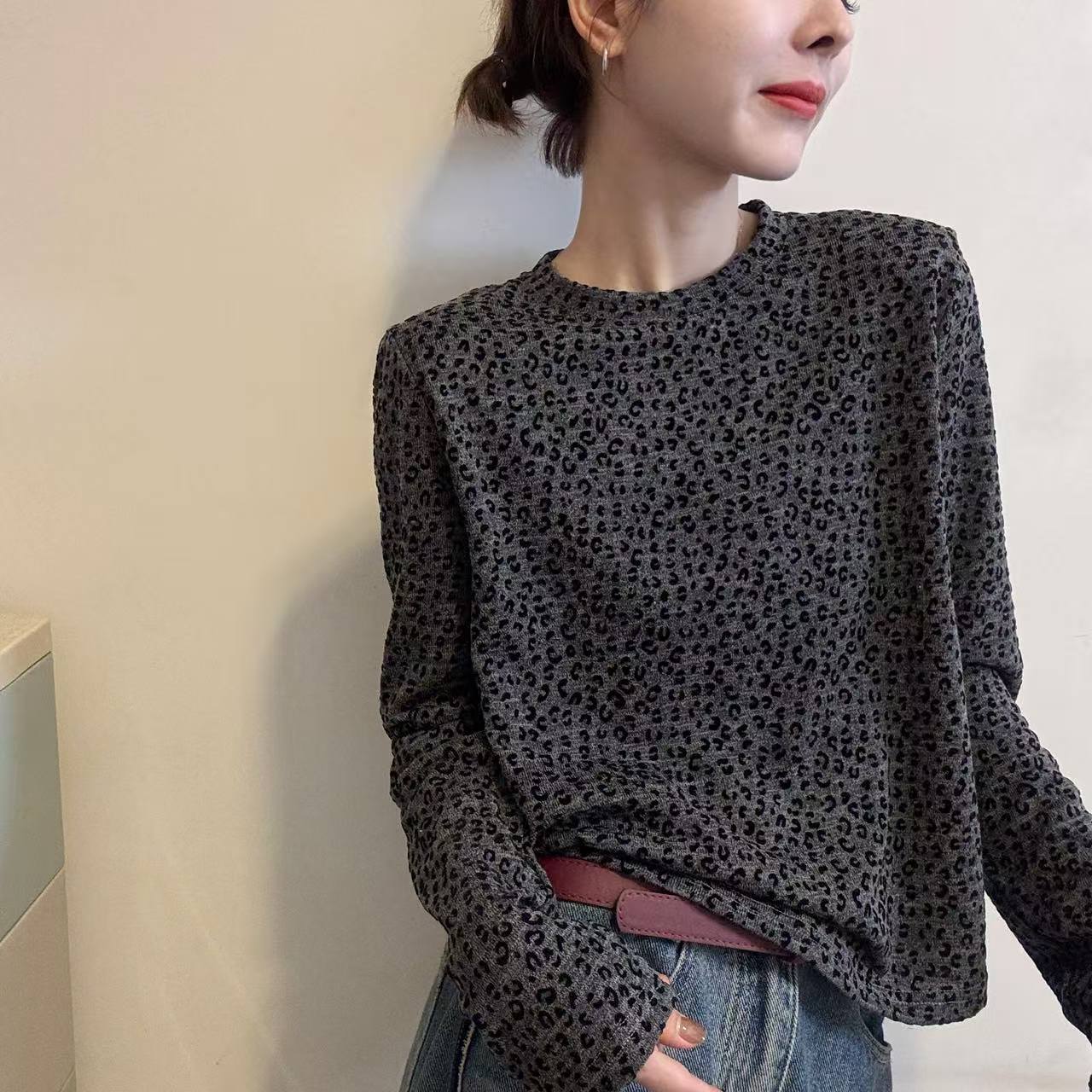 欧洲站2025秋季时尚圆领垫肩宽松直筒长袖打底衫时髦豹纹印花T恤