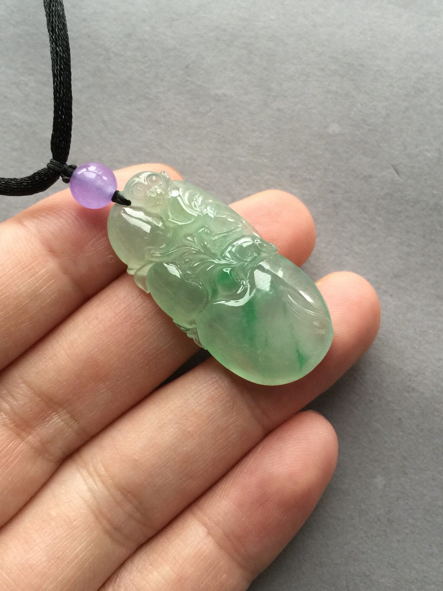 翡翠禄来冰种起荧光阳绿桃子长寿厚庄金猴天然A货玉石挂坠吊坠