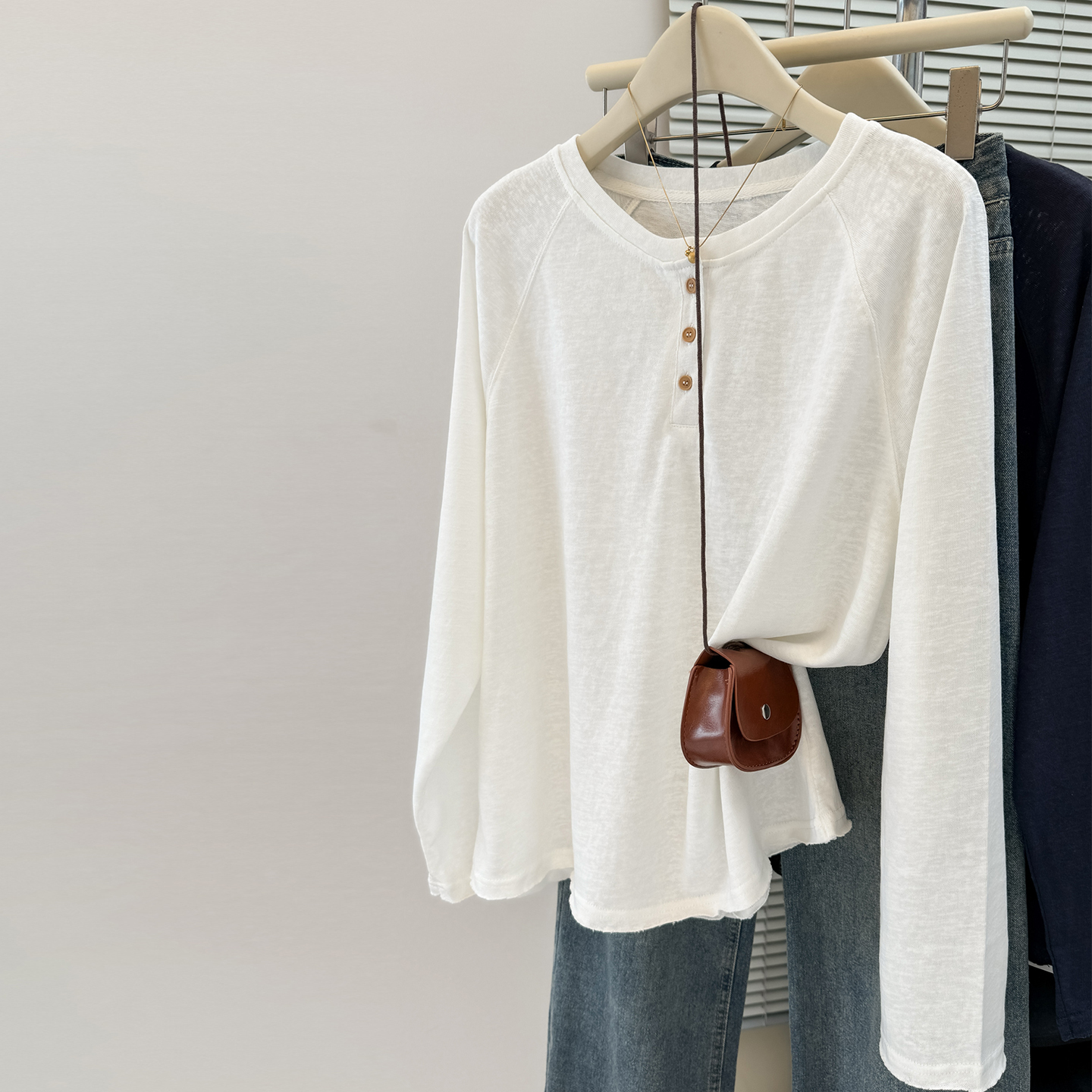 圆领纽扣设计感小众长袖T恤女