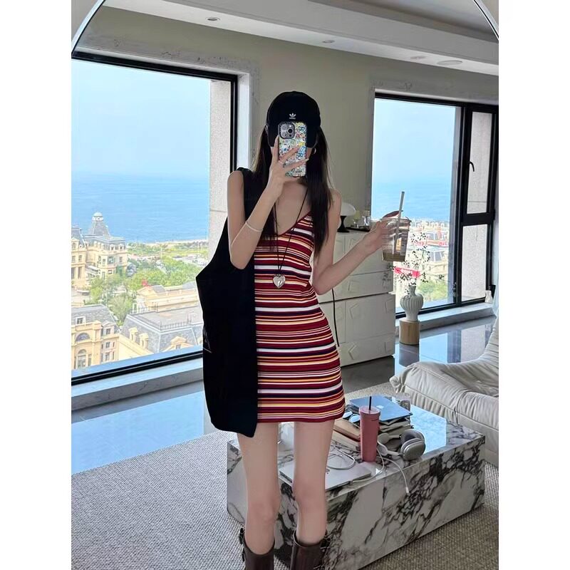 法式复古红色条纹露背吊带连衣裙子女收腰气质设计感辣妹短裙夏季