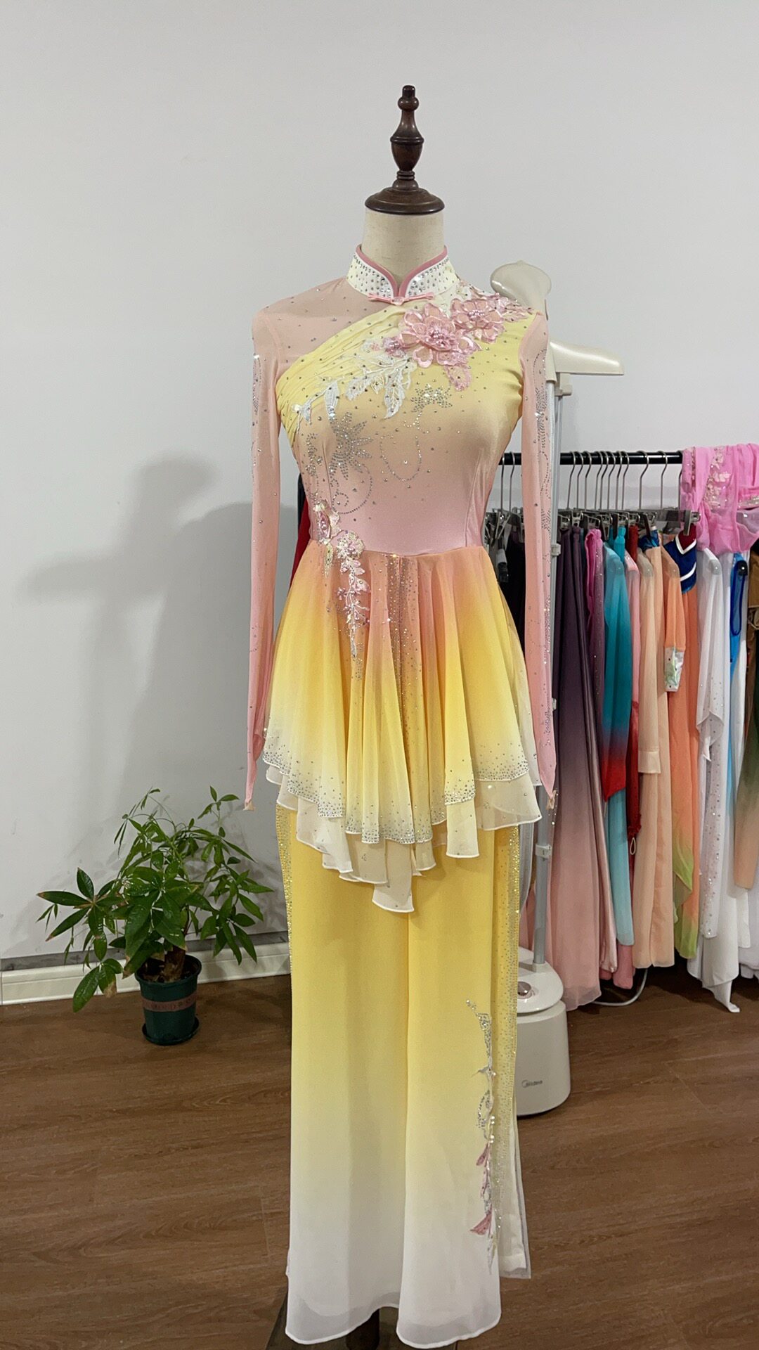 新款舞蹈生胶州秧歌艺考剧目服表演服高级定制. 演出服舞蹈服厂家