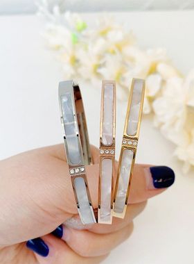 新款三钻白贝母贝壳手镯玫瑰金钛钢简约百搭时尚款欧美配饰手环女