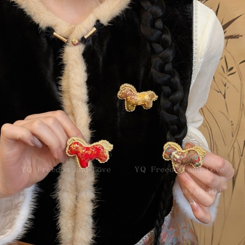 锦上添花~手工宋锦小马胸针女新中式国风旗袍装饰配饰高级感胸花,饰品/流行首饰/时尚饰品新,胸针,淘宝优惠券,粉丝福利购,淘宝优惠卷