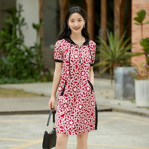 乔妮塔品牌女装2026夏季新款连帽短袖中长宽松舒适休闲印花连衣裙