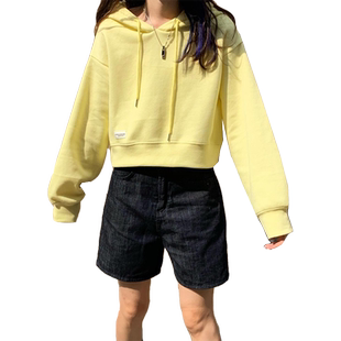 百思朵ins风奶黄色小个子高腰款连帽卫衣学生清新鹅黄色短款上衣