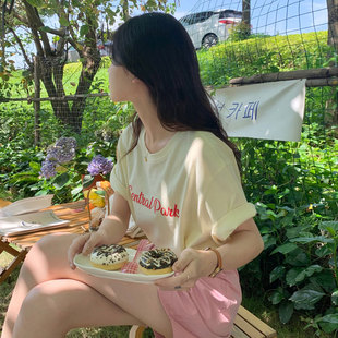 夏季奶油黄色短袖t恤女鹅黄色上衣微胖显瘦小众别致纯棉宽松字母