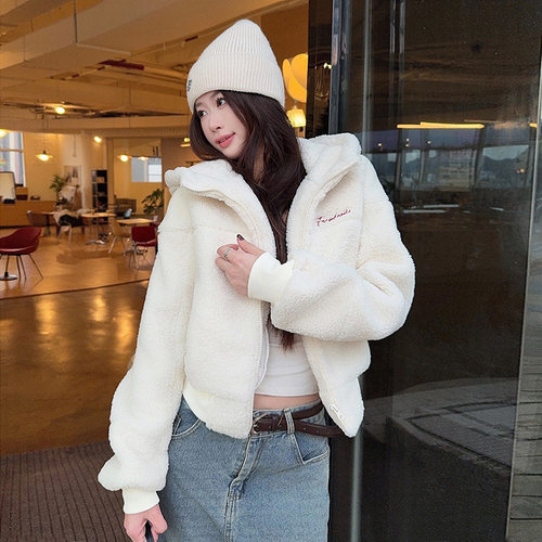 加厚保暖羊羔毛短外套女白色徽章