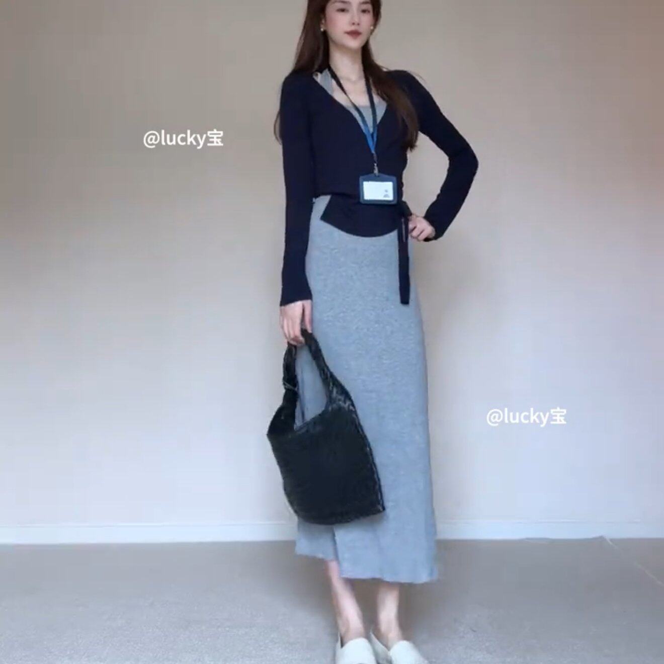 法式灰色挂脖吊带连衣裙子女2025新款秋季穿搭一整套气质包臀长裙