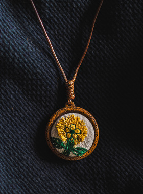 木雕项链吊坠文艺毛衣链可爱猫蝴蝶动物雏菊刺绣项坠小清新可调节