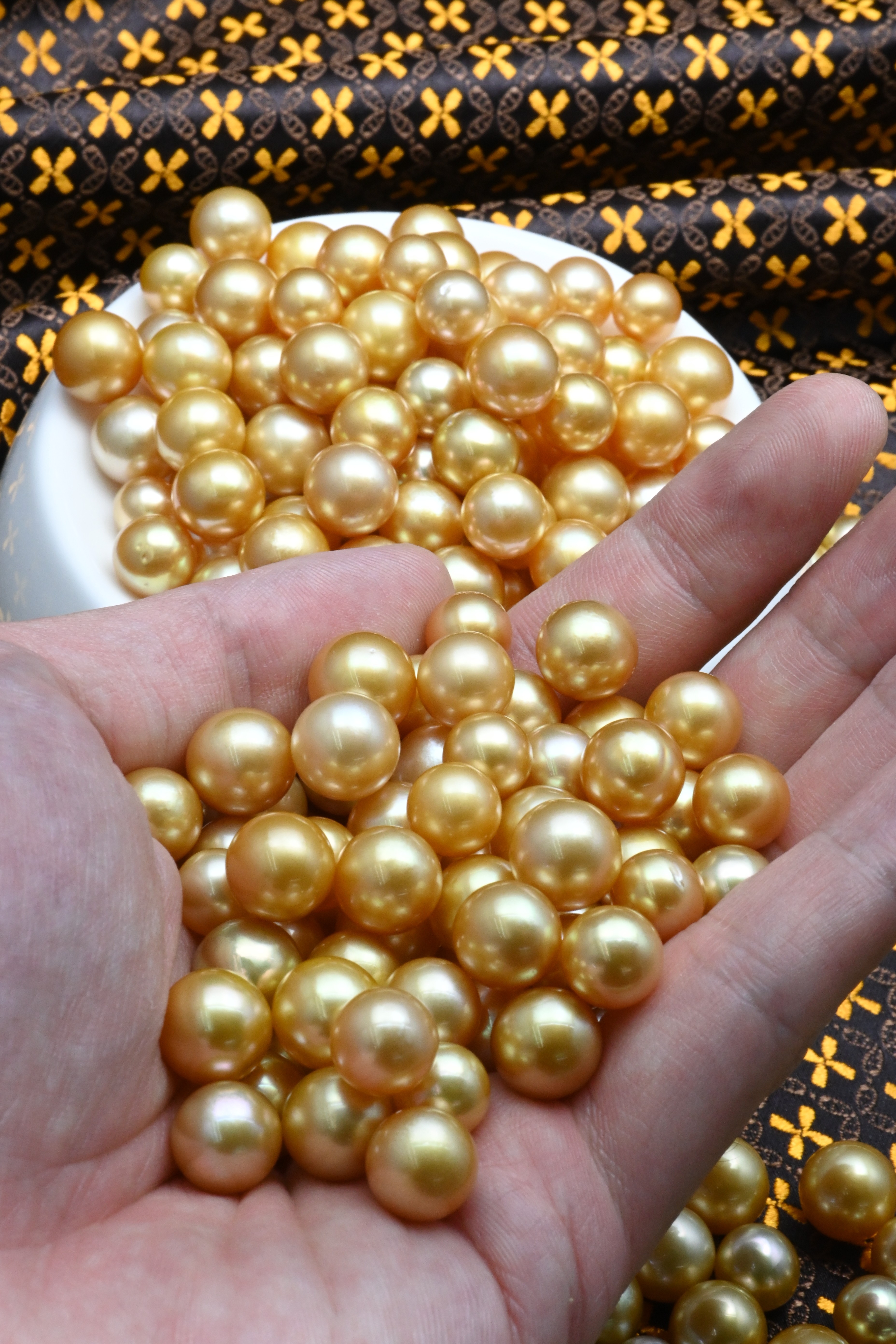 南洋金珠裸珠定制浓金茶金强光正圆天然海水金珍珠图片