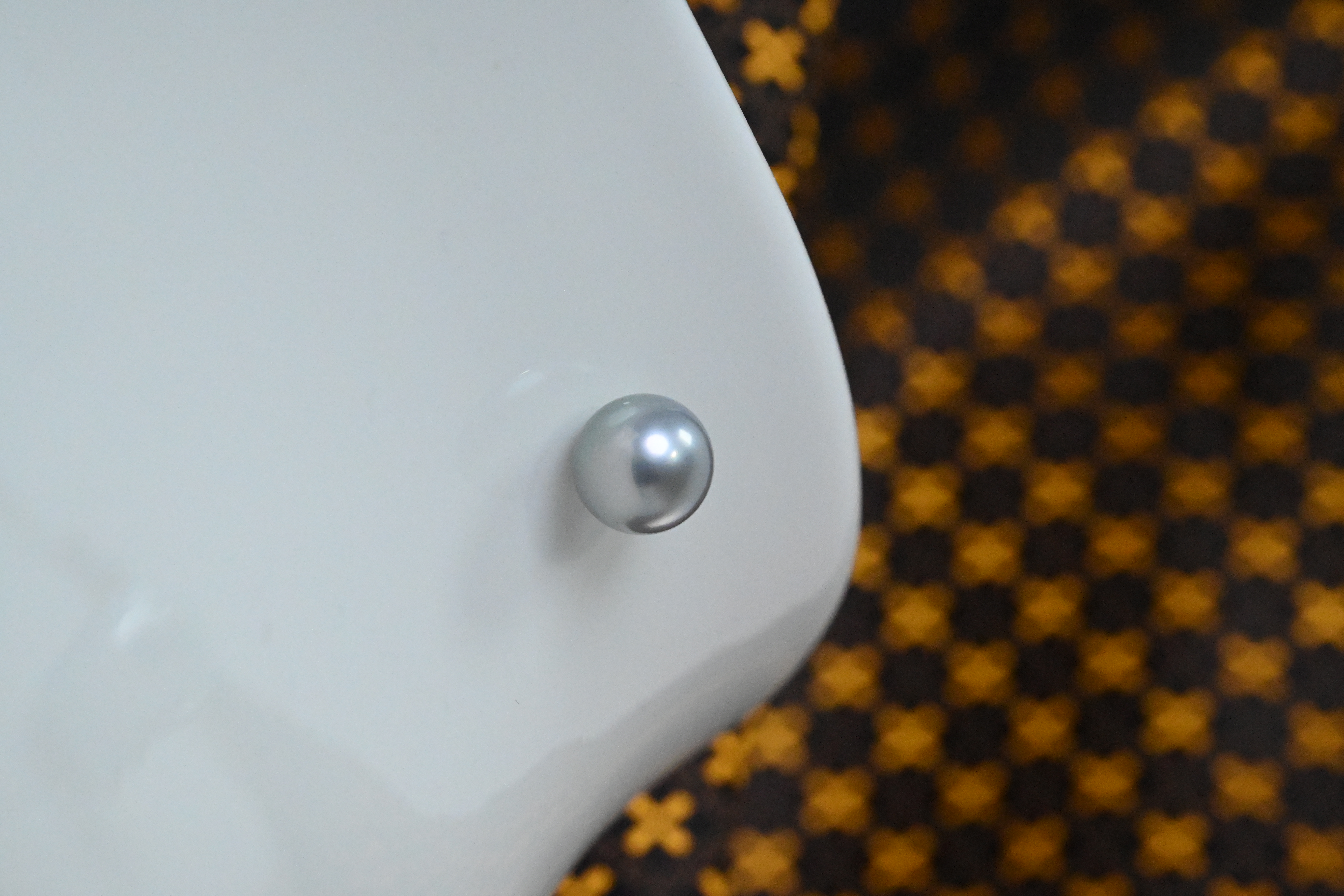 大溪地铂金灰正圆11.0mm奶奶灰浅灰极光滑皮正圆海水大溪地珍珠