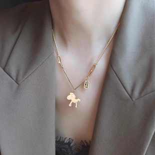 网红木马吊坠钛钢项链不掉色锁骨链轻奢小众设计毛衣链马上有钱潮