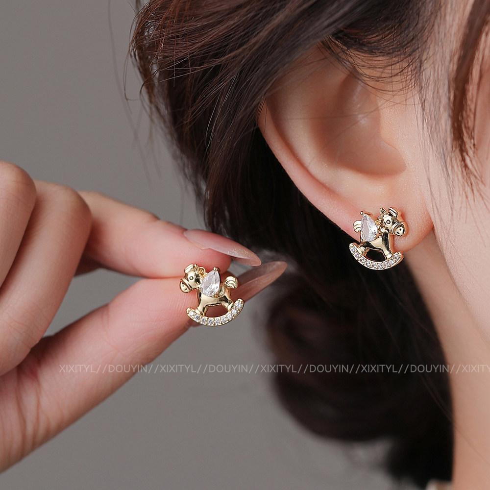 铜合金耳饰 鎏金旋木 马年金色小飞马耳钉可爱耳环小众百搭耳饰女,饰品/流行首饰/时尚饰品新,耳环,淘宝优惠券,粉丝福利购,淘宝优惠卷