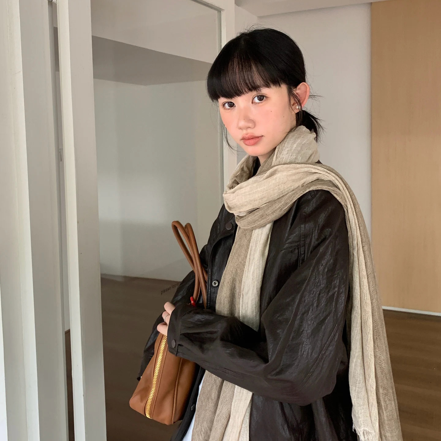 复古高级感围巾女薄款纯色日系咖色长条丝巾披肩百搭秋冬季新款女