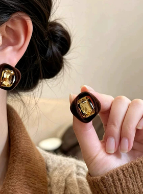 铜合金耳饰 秋冬复古咖色植绒方糖耳钉女轻奢高级感耳环气质耳饰