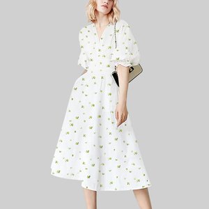 2026年夏新款法式V领碎花连衣裙子女收腰显瘦设计感小众印花长裙