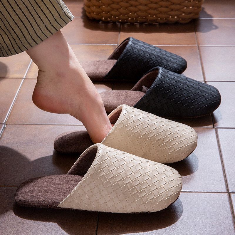 时尚居家皮拖鞋女秋冬季室内防滑软底日式静音木地板家居拖鞋男士