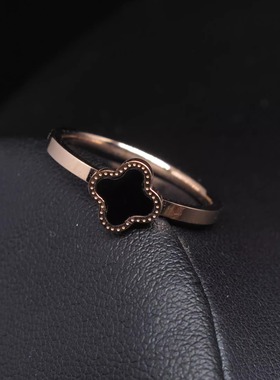 不掉色网红幸运四叶草钛钢戒指饰品女款简约黑色玫瑰金色百搭指环